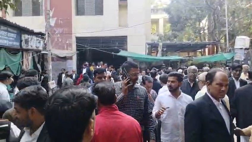 वाराणसी कचहरी परिसर में बम की धमकी के बाद तलाशी लेते हुए पुलिस अधिकारी और सुरक्षा बल.