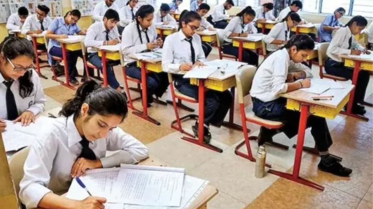 वाराणसी में तेज़ हुई यूपी बोर्ड परीक्षाएं