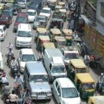 सारनाथ क्षेत्र में सड़क पर वाहनों की पार्किंग