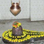 प्रदोष व्रत के दिन भगवान शिव की पूजा करते श्रद्धालु और शिवलिंग पर बेलपत्र अर्पित करते भक्त