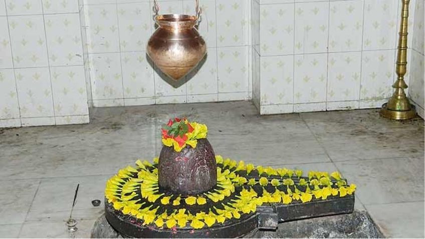 प्रदोष व्रत के दिन भगवान शिव की पूजा करते श्रद्धालु और शिवलिंग पर बेलपत्र अर्पित करते भक्त