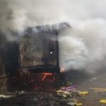 प्रयागराज के जीरो रोड पर आग लगने के बाद जली हुई गुमटी और मौके पर मौजूद फायर ब्रिगेड टीम