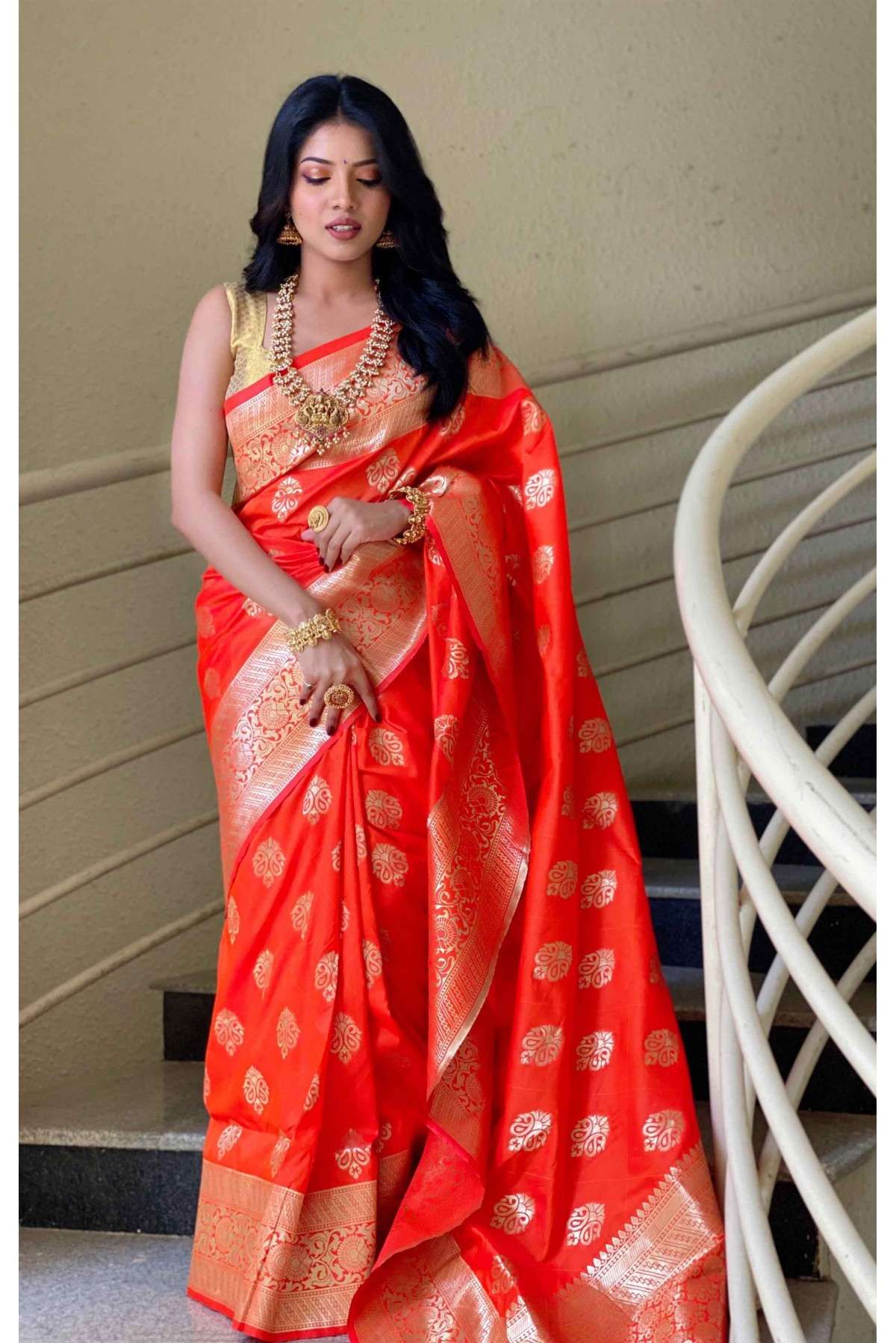 Silk Blend Woven Saree In Red Colour - SR5640924