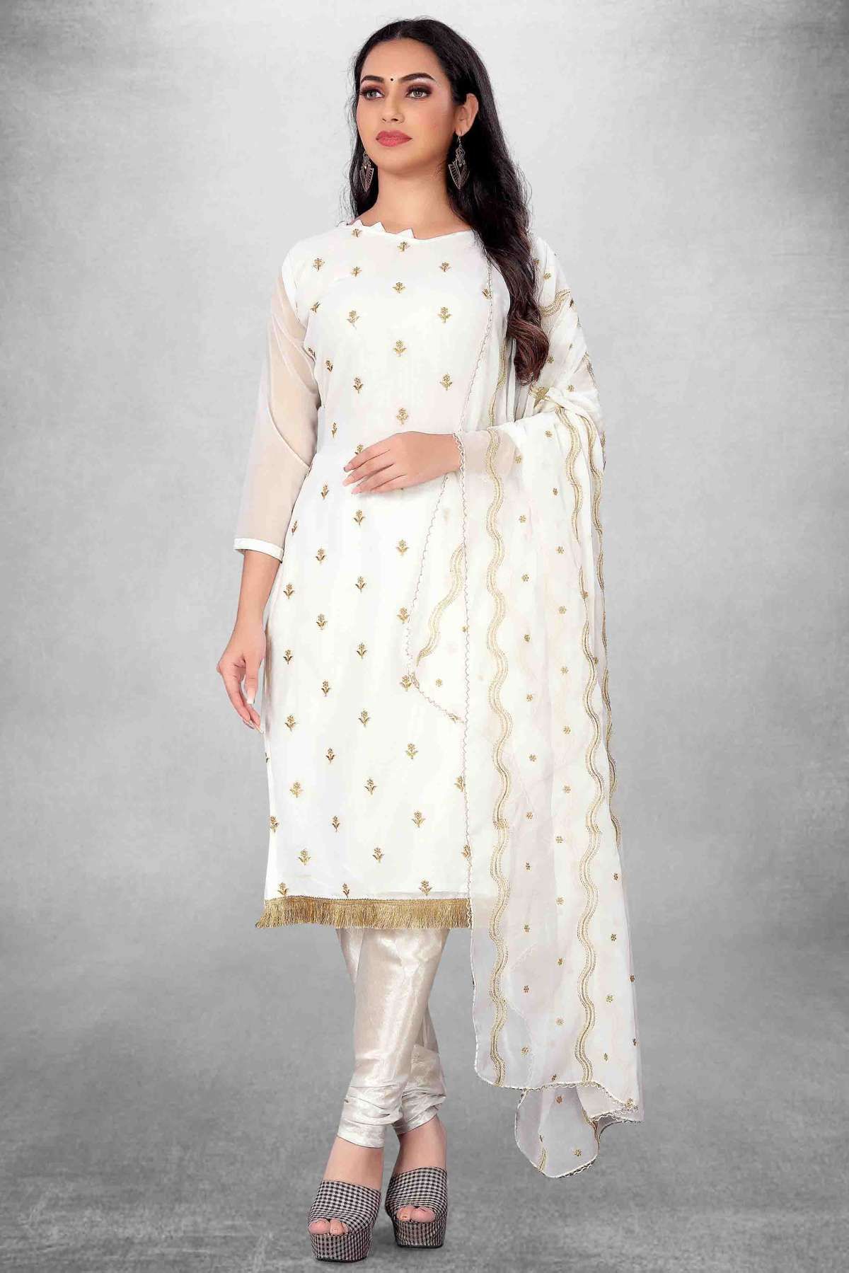 Available In Different Color Ladies Churidar Embroidery Suit at