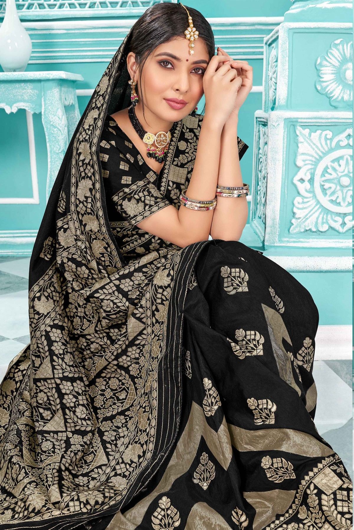 Odette Women Black Silk Plain Saree With Unstitched Blouse