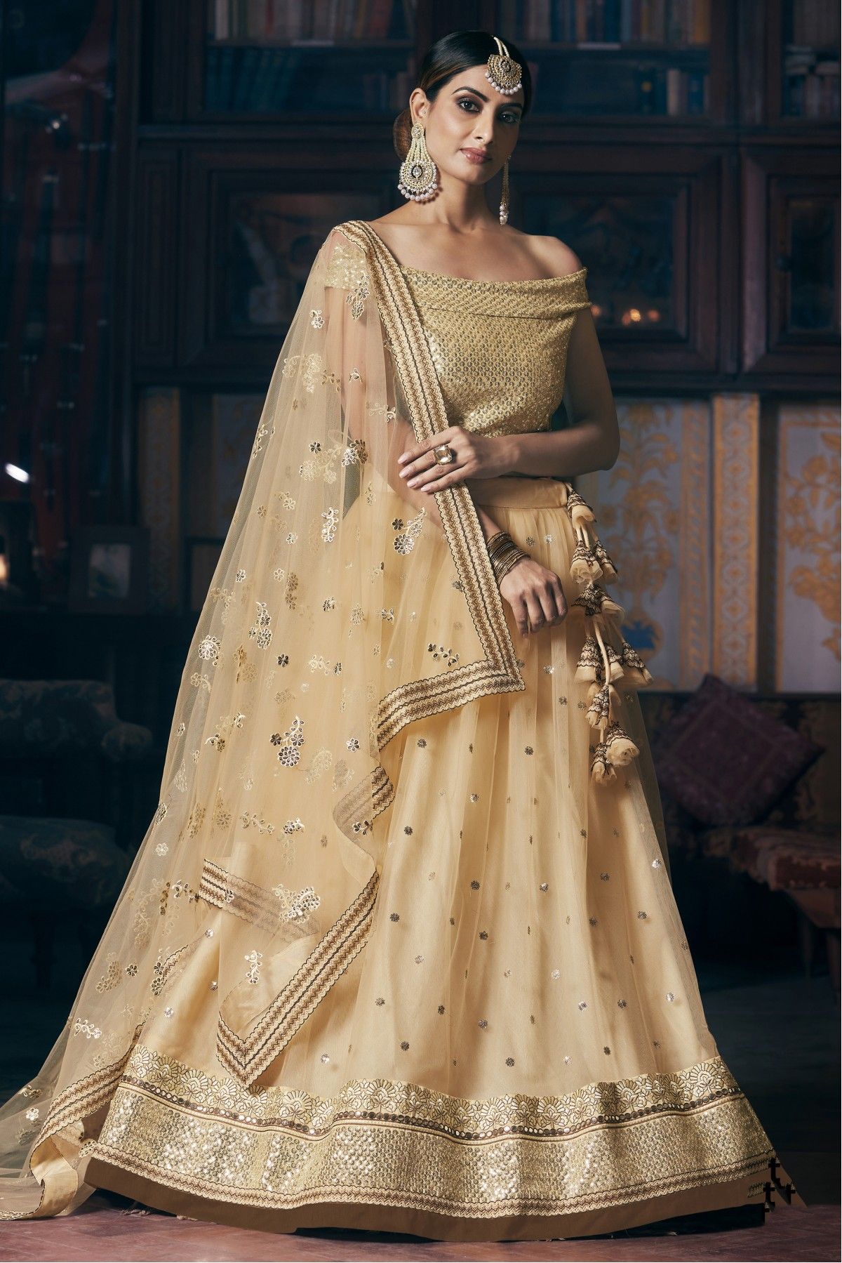 11 Stunning Ivory & Gold Lehengas Under 40k That We Are Crushing On! |  WedMeGood