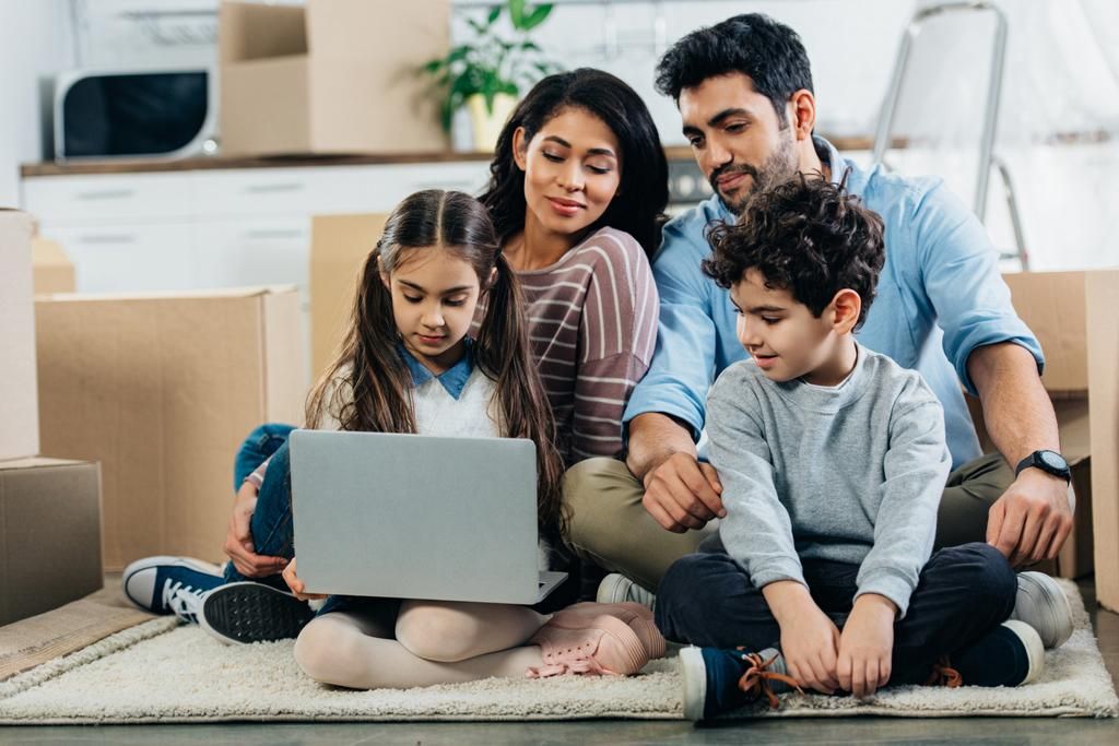 una familia navegando por internet