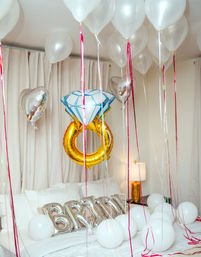 Beautiful Airbnb Decor with Backdrops, Balloon Garlands & Bride Room image 7