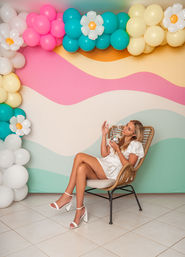 Beautiful Airbnb Decor with Backdrops, Balloon Garlands & Bride Room image 2