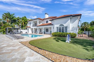 Coral Key: 8-BR Canal-Front Retreat with Pool & Entertainment Spaces for Groups image 16