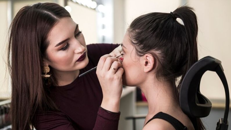 Makeup, Lashes & Nail Art for the Ultimate Vacay Glow-Up image 3