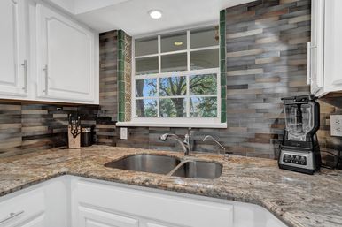 Wander Fort Lauderdale: 7-Bedroom Waterfront Retreat with Pool & Boat Dock image 41