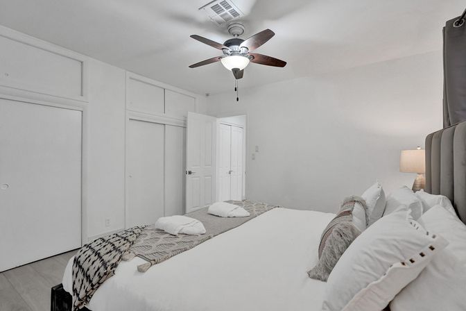 Wander Fort Lauderdale: 7-Bedroom Waterfront Retreat with Pool & Boat Dock image 15