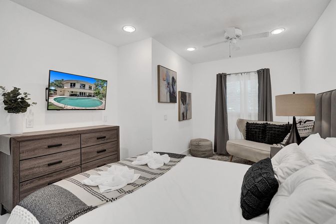 Wander Fort Lauderdale: 7-Bedroom Waterfront Retreat with Pool & Boat Dock image 53