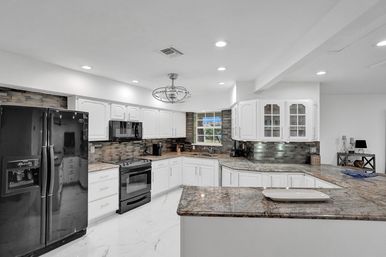 Wander Fort Lauderdale: 7-Bedroom Waterfront Retreat with Pool & Boat Dock image 39