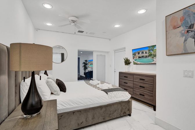 Wander Fort Lauderdale: 7-Bedroom Waterfront Retreat with Pool & Boat Dock image 55