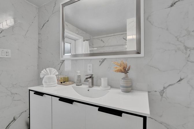 Wander Fort Lauderdale: 7-Bedroom Waterfront Retreat with Pool & Boat Dock image 11