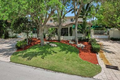 Wander Fort Lauderdale: 7-Bedroom Waterfront Retreat with Pool & Boat Dock image 3