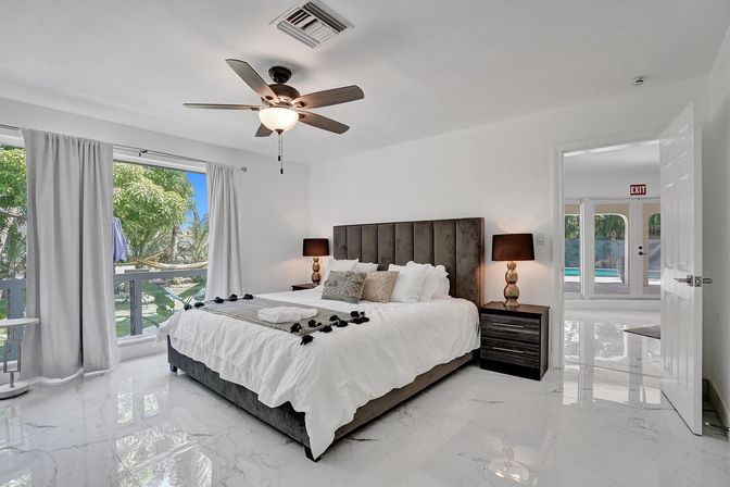 Wander Fort Lauderdale: 7-Bedroom Waterfront Retreat with Pool & Boat Dock image 32