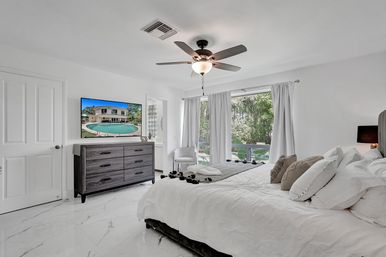 Wander Fort Lauderdale: 7-Bedroom Waterfront Retreat with Pool & Boat Dock image 31
