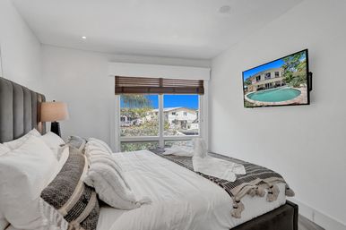 Wander Fort Lauderdale: 7-Bedroom Waterfront Retreat with Pool & Boat Dock image 65
