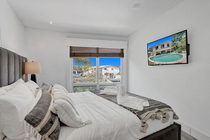 Wander Fort Lauderdale: 7-Bedroom Waterfront Retreat with Pool & Boat Dock image 65