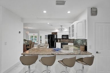 Wander Fort Lauderdale: 7-Bedroom Waterfront Retreat with Pool & Boat Dock image 44
