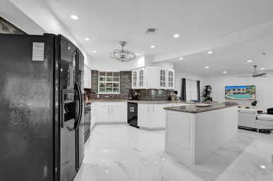 Wander Fort Lauderdale: 7-Bedroom Waterfront Retreat with Pool & Boat Dock image 38