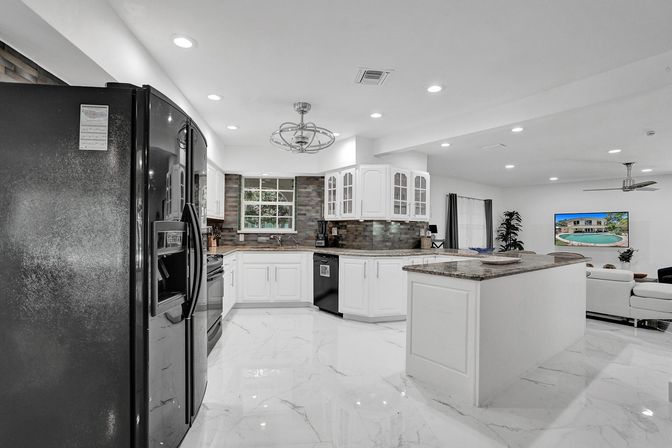 Wander Fort Lauderdale: 7-Bedroom Waterfront Retreat with Pool & Boat Dock image 38