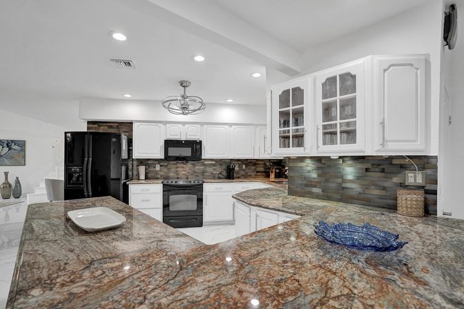 Wander Fort Lauderdale: 7-Bedroom Waterfront Retreat with Pool & Boat Dock image 42