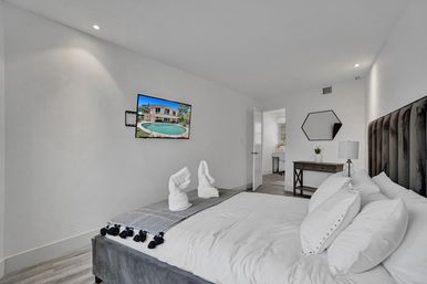 Wander Fort Lauderdale: 7-Bedroom Waterfront Retreat with Pool & Boat Dock image 63