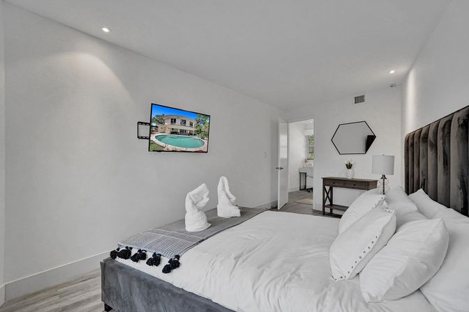Wander Fort Lauderdale: 7-Bedroom Waterfront Retreat with Pool & Boat Dock image 63