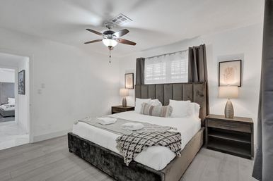 Wander Fort Lauderdale: 7-Bedroom Waterfront Retreat with Pool & Boat Dock image 14