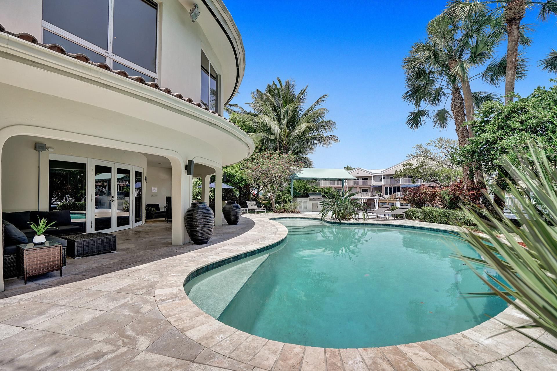 Wander Fort Lauderdale: 7-Bedroom Waterfront Retreat with Pool & Boat Dock image 1