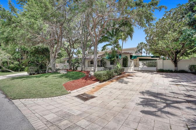 Wander Fort Lauderdale: 7-Bedroom Waterfront Retreat with Pool & Boat Dock image 104