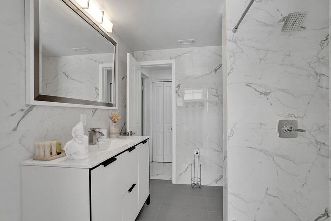 Wander Fort Lauderdale: 7-Bedroom Waterfront Retreat with Pool & Boat Dock image 10
