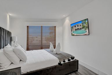Wander Fort Lauderdale: 7-Bedroom Waterfront Retreat with Pool & Boat Dock image 62
