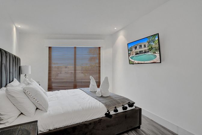 Wander Fort Lauderdale: 7-Bedroom Waterfront Retreat with Pool & Boat Dock image 62