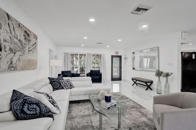 Wander Fort Lauderdale: 7-Bedroom Waterfront Retreat with Pool & Boat Dock image 23