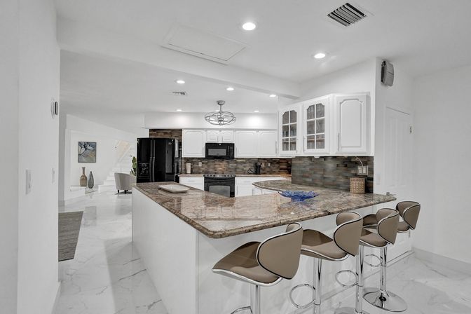 Wander Fort Lauderdale: 7-Bedroom Waterfront Retreat with Pool & Boat Dock image 43