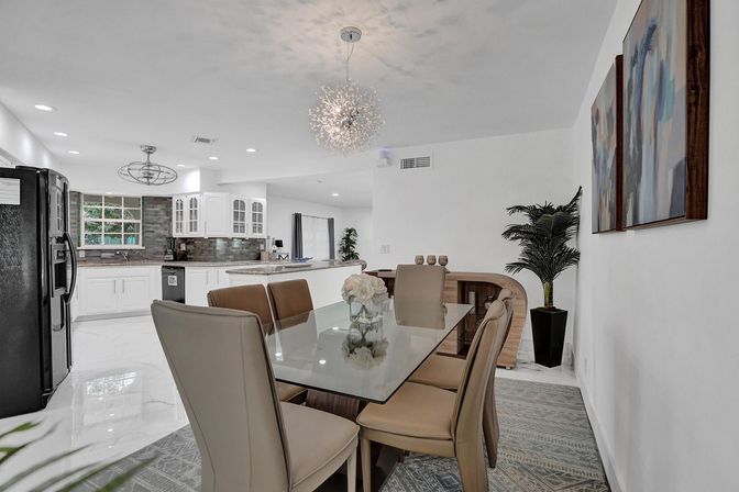 Wander Fort Lauderdale: 7-Bedroom Waterfront Retreat with Pool & Boat Dock image 36