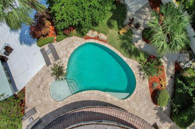 Wander Fort Lauderdale: 7-Bedroom Waterfront Retreat with Pool & Boat Dock image 4