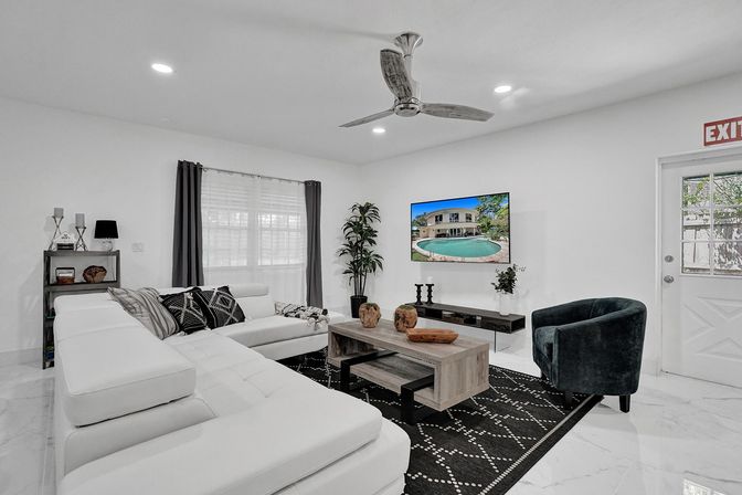 Wander Fort Lauderdale: 7-Bedroom Waterfront Retreat with Pool & Boat Dock image 46