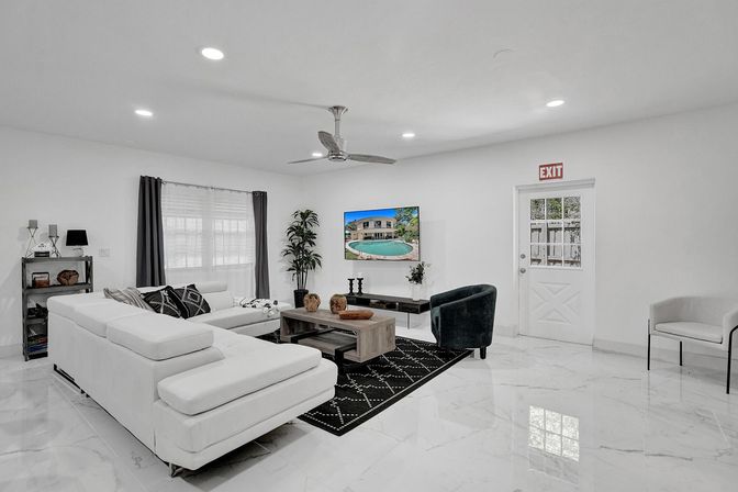 Wander Fort Lauderdale: 7-Bedroom Waterfront Retreat with Pool & Boat Dock image 45