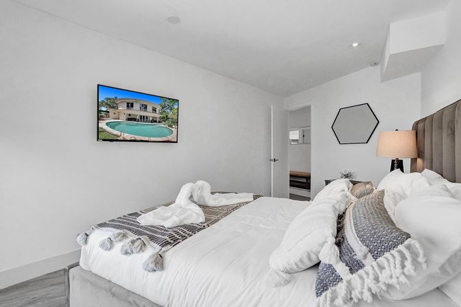 Wander Fort Lauderdale: 7-Bedroom Waterfront Retreat with Pool & Boat Dock image 66