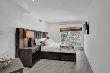 Wander Fort Lauderdale: 7-Bedroom Waterfront Retreat with Pool & Boat Dock image 64