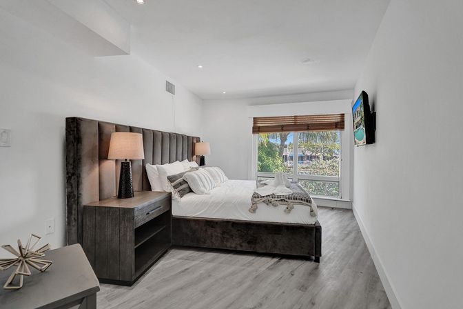 Wander Fort Lauderdale: 7-Bedroom Waterfront Retreat with Pool & Boat Dock image 64