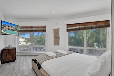 Wander Fort Lauderdale: 7-Bedroom Waterfront Retreat with Pool & Boat Dock image 57