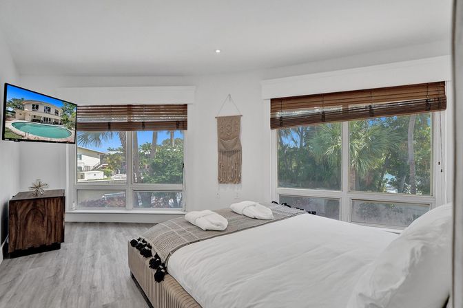 Wander Fort Lauderdale: 7-Bedroom Waterfront Retreat with Pool & Boat Dock image 57