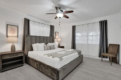 Wander Fort Lauderdale: 7-Bedroom Waterfront Retreat with Pool & Boat Dock image 13